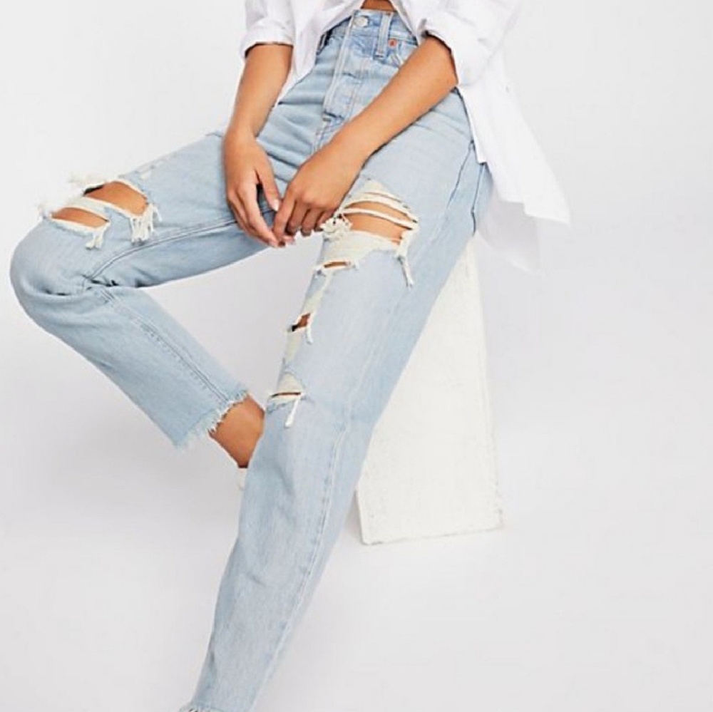 🚨flash sale🚨 24 hrs only Levi's wedgie distress